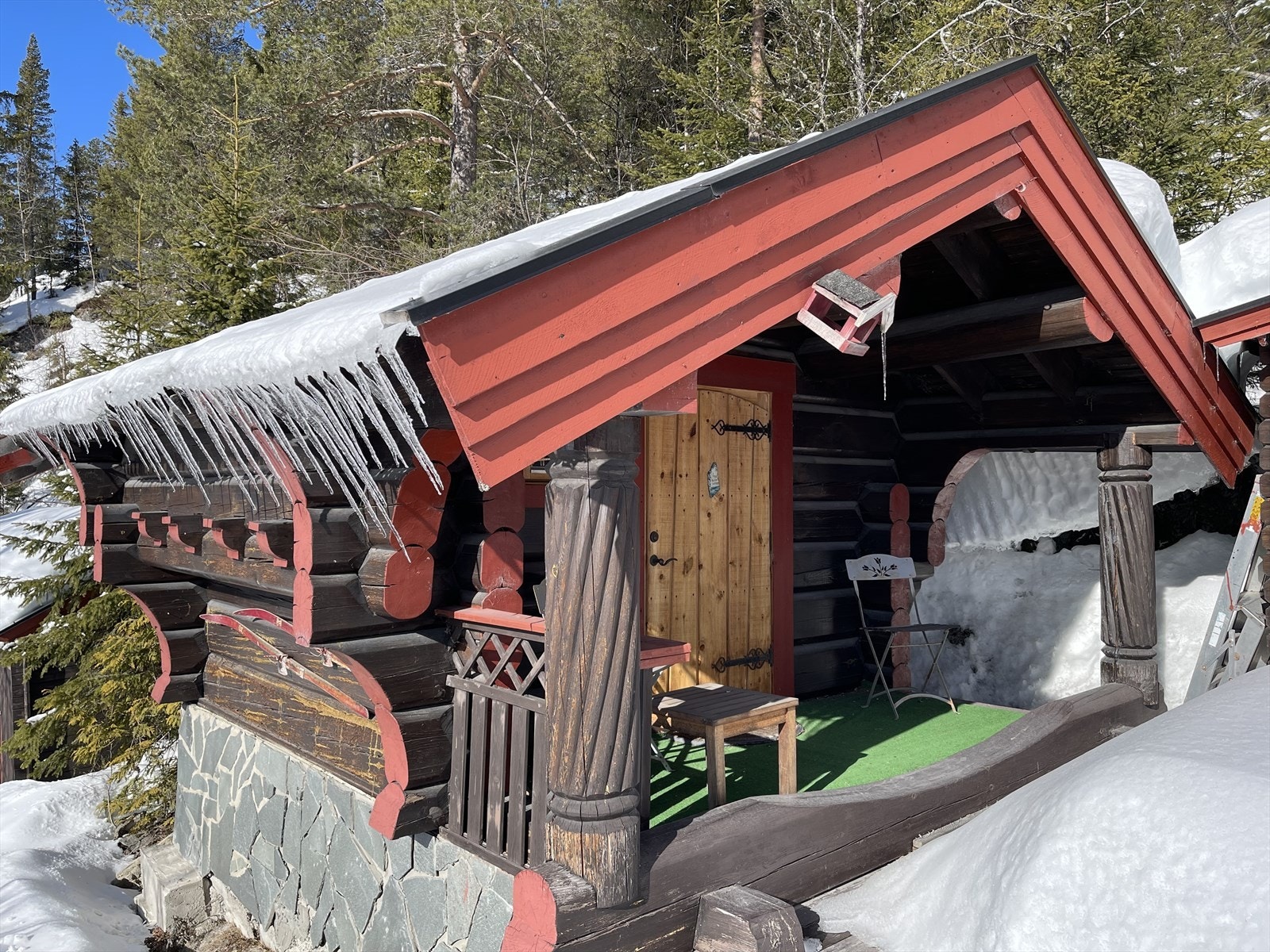 I tilknytning til terrassene er det et koselig anneks. Annekset har vegger i 8" laft. Galleribilde