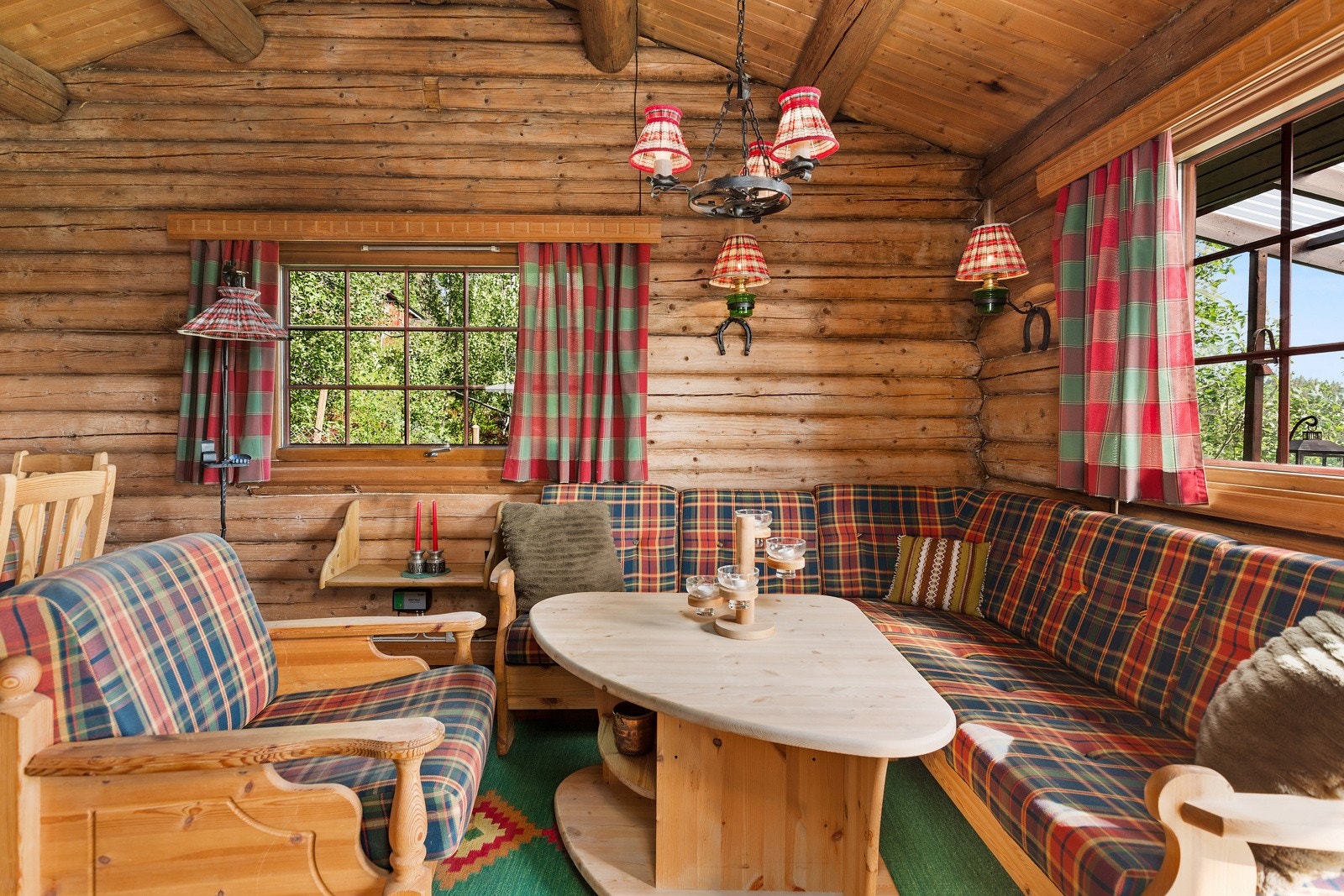 Her er det også mønet himling med flotte tømmeråser. Galleribilde