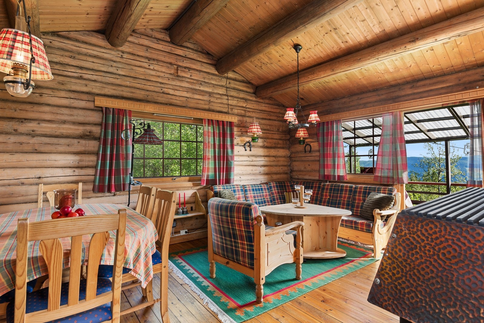 Den eldste delen av hytta er oppført i laft, og de fine tømmerveggene i stua gir en god hyttestemning. Galleribilde