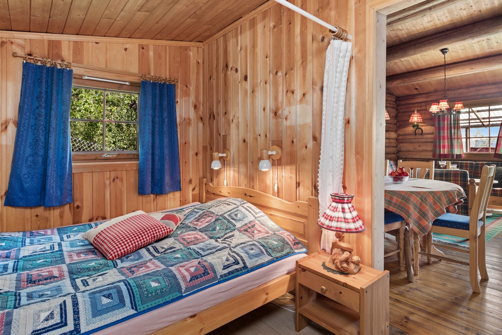 Her er det sovealkove med dobbeltseng. Galleribilde