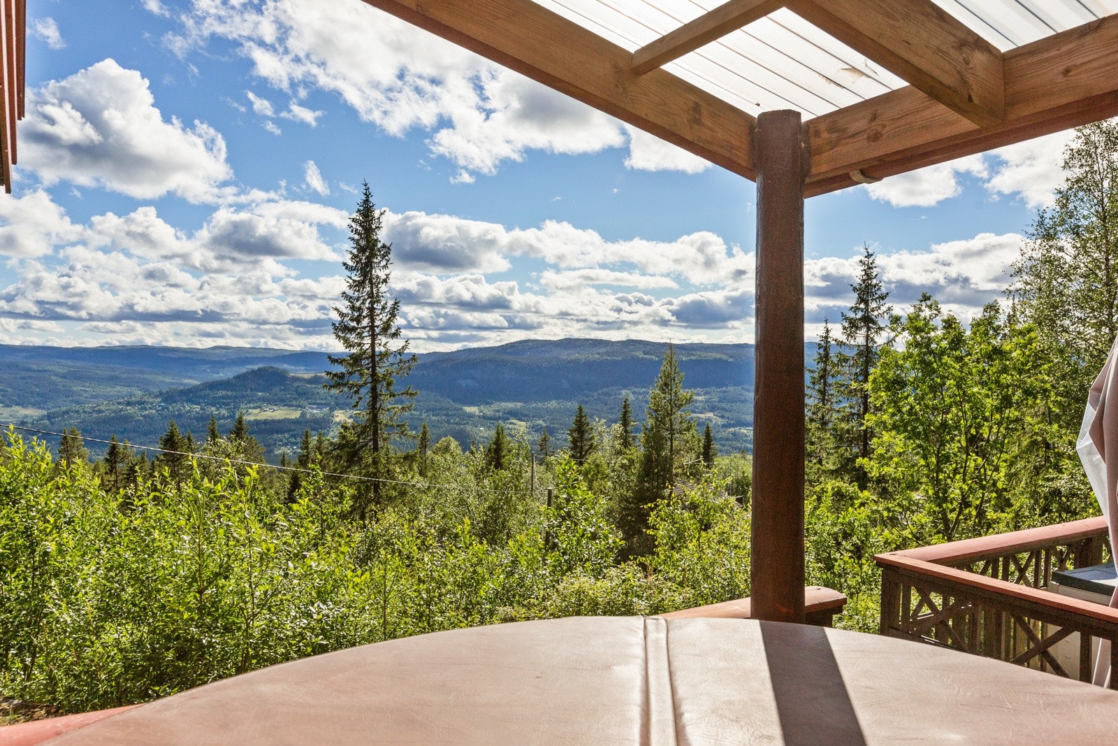 Eiendommen har veranda og flere terrasser hvor en kan nyte solen og utsikten. Galleribilde