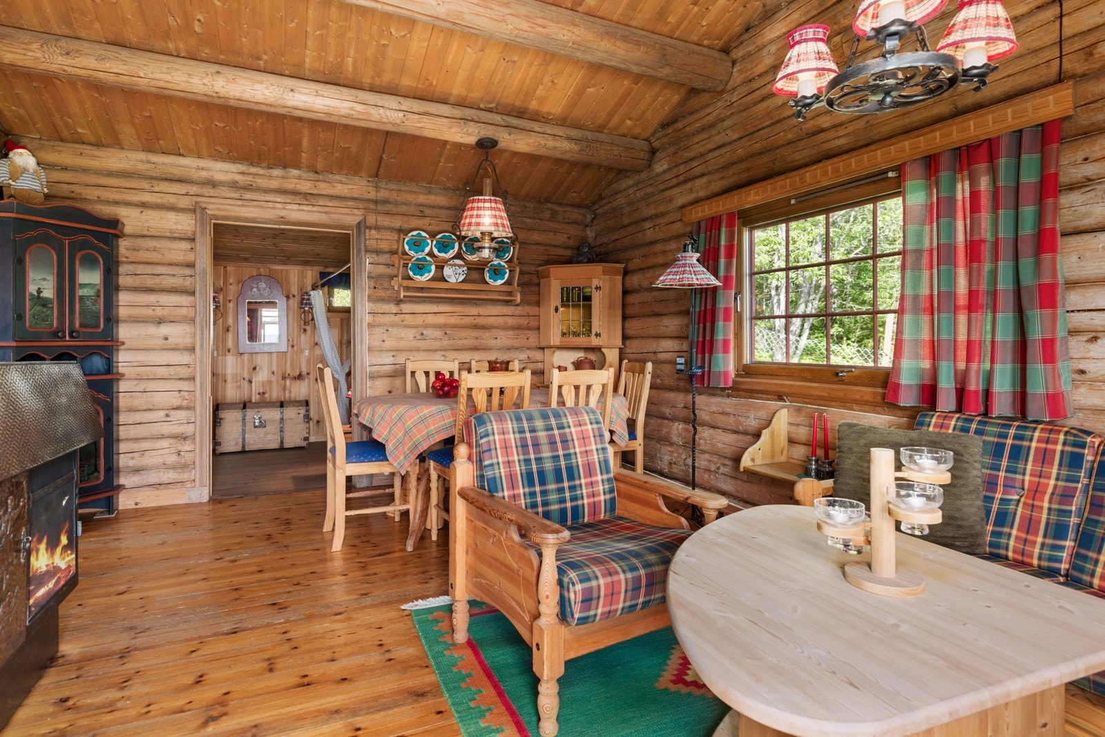 I stua er hyggelig sofahjørne og spisegruppe til seks personer, samt peis og parafinovn med kobberhette. Galleribilde