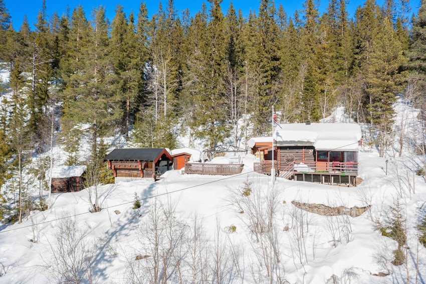 I Aurdal, ca. 10 km fra hytta, er det søndagsåpen Kiwibutikk, bensinstasjon, servering m.m . Galleribilde