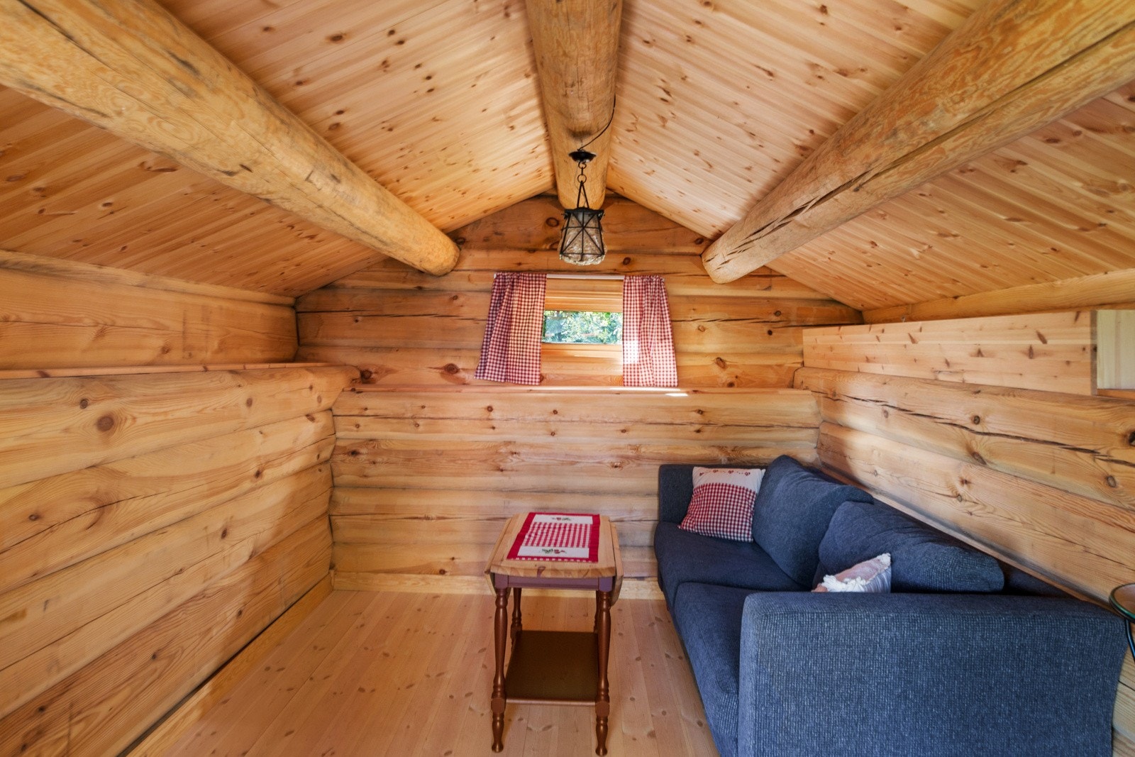 Det er innlagt strøm fra hytta, og en panelovn sørger for lun og god varme. Galleribilde