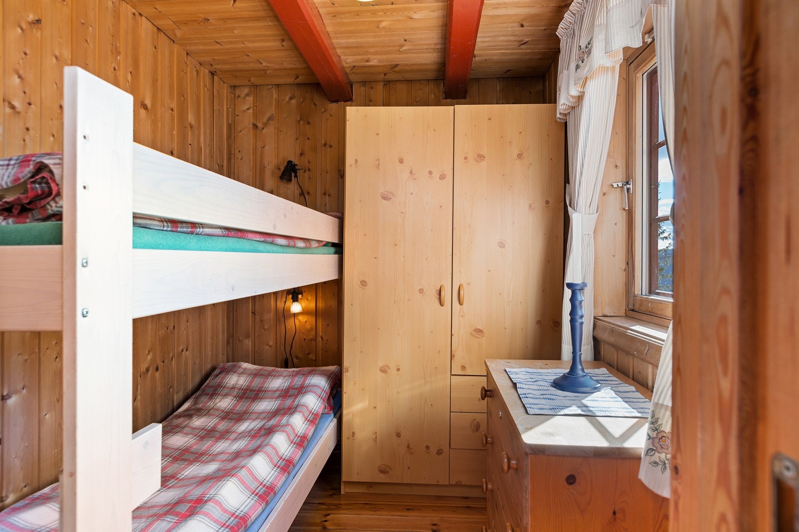 Hytta har også et soverom med køyeseng og skap. Galleribilde