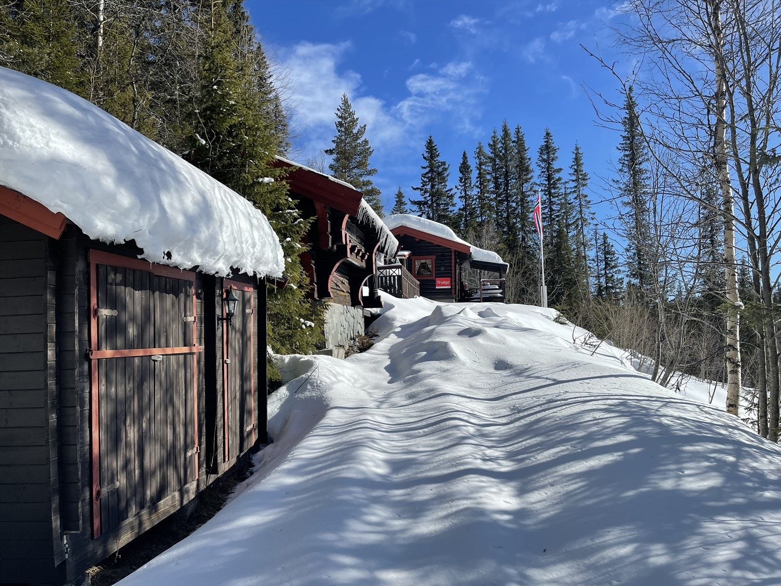 Eiendommen har også to boder, begge oppført i uisolert bordlaft . Galleribilde
