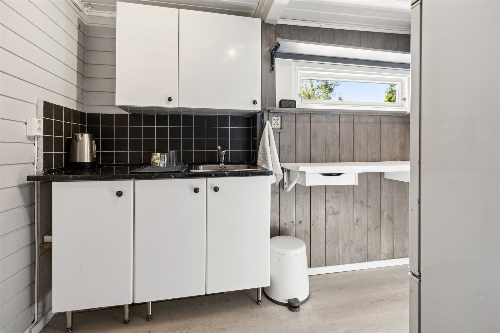Kjøkkenet har innlagt sommer vann, kjøleskap, komfyr og ventilator. Galleribilde