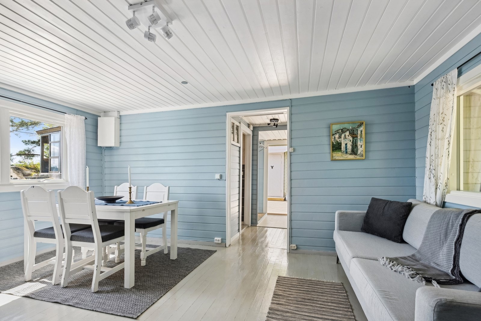 Stuen er malt i lyse, trivelige farger og har god plass til spisebord og sofagruppe. Galleribilde