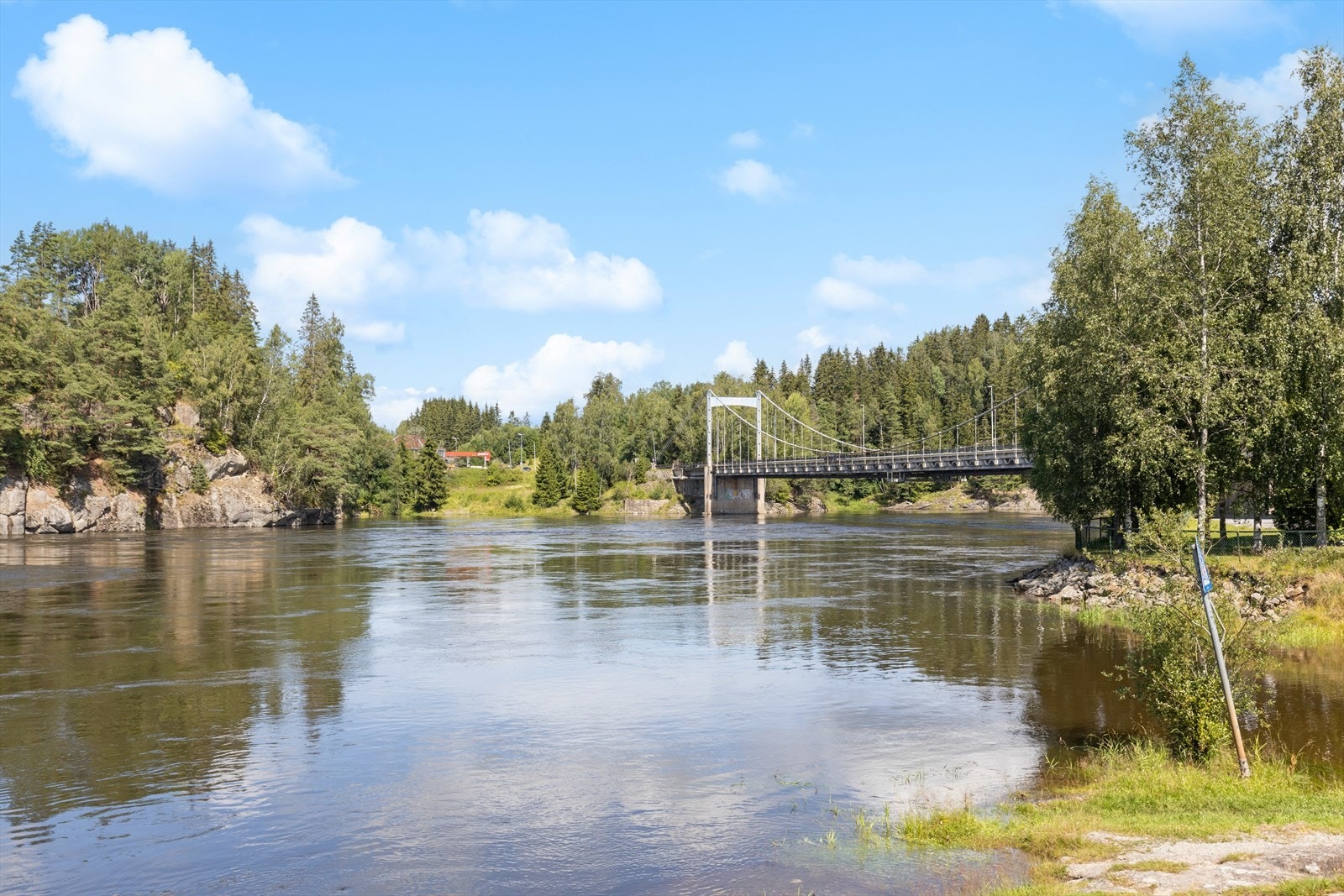 Fossum bru har flotte plasser for piknik og fiske. Galleribilde