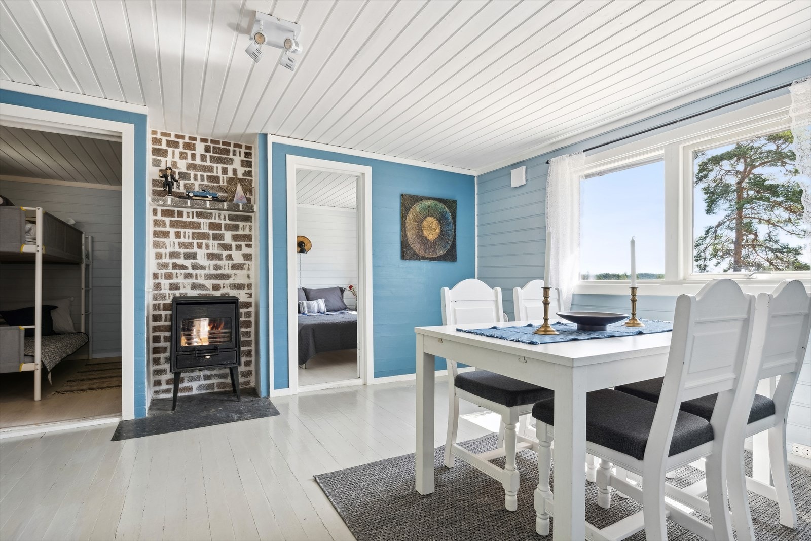 Stuen er malt i lyse, trivelige farger og har god plass til spisebord og sofagruppe. Galleribilde