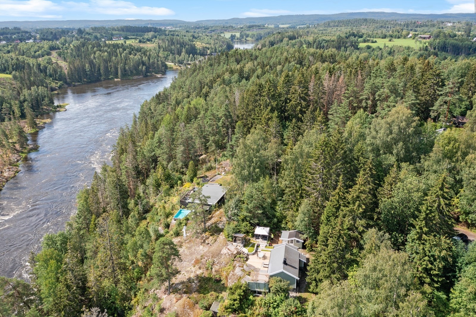 Eiendommen ligger i naturskjønne omgivelser med flotte tur- og rekreasjonsmuligheter sommer som vinter. Galleribilde
