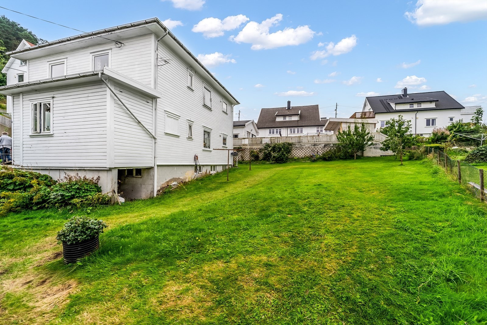 Hage med boltreplass. Galleribilde