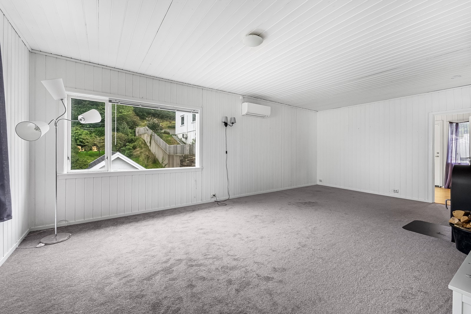 Romslig og lys stue i 2. etasje med varmepumpe som oppvarming. Galleribilde