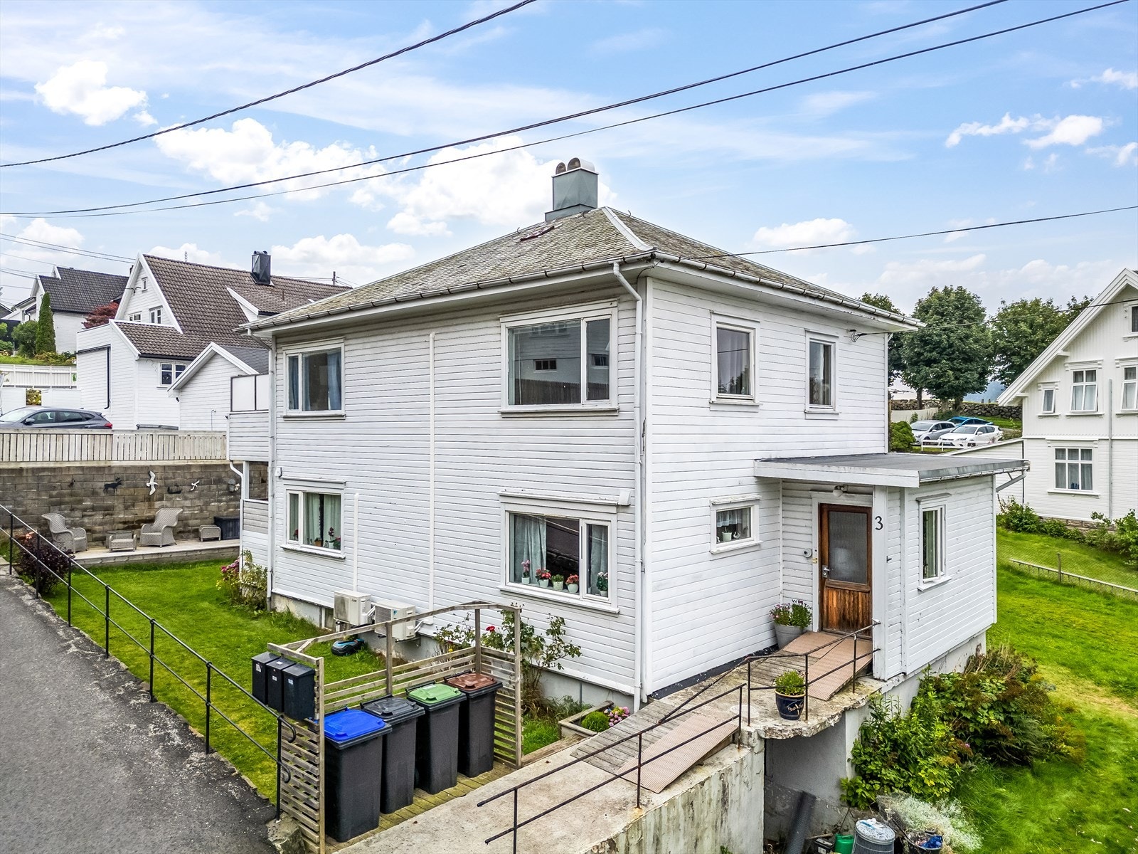 Eiendomsmegler MNEF Anita Cecilie Gabrielsen ønsker velkommen til Markeveien 3! Galleribilde