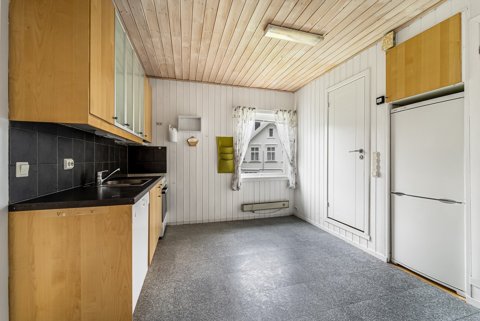 Praktisk kjøkken med enkeltstående hvitevarer i 2. etg. Galleribilde