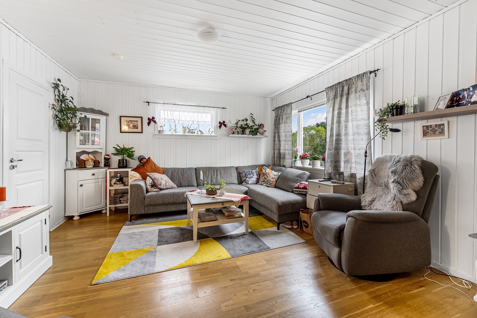 Lys og trivelig stue med godt lysinnslipp. Galleribilde