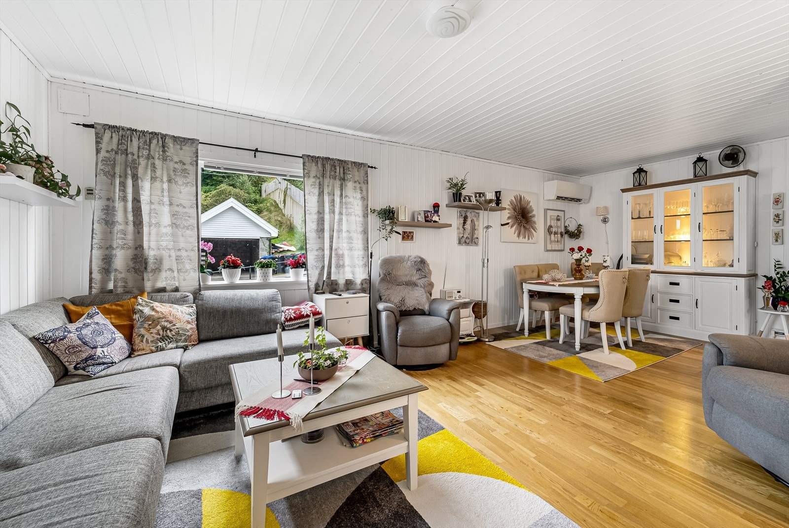 Stue med naturlig avdeling med stue og spisestue. Galleribilde