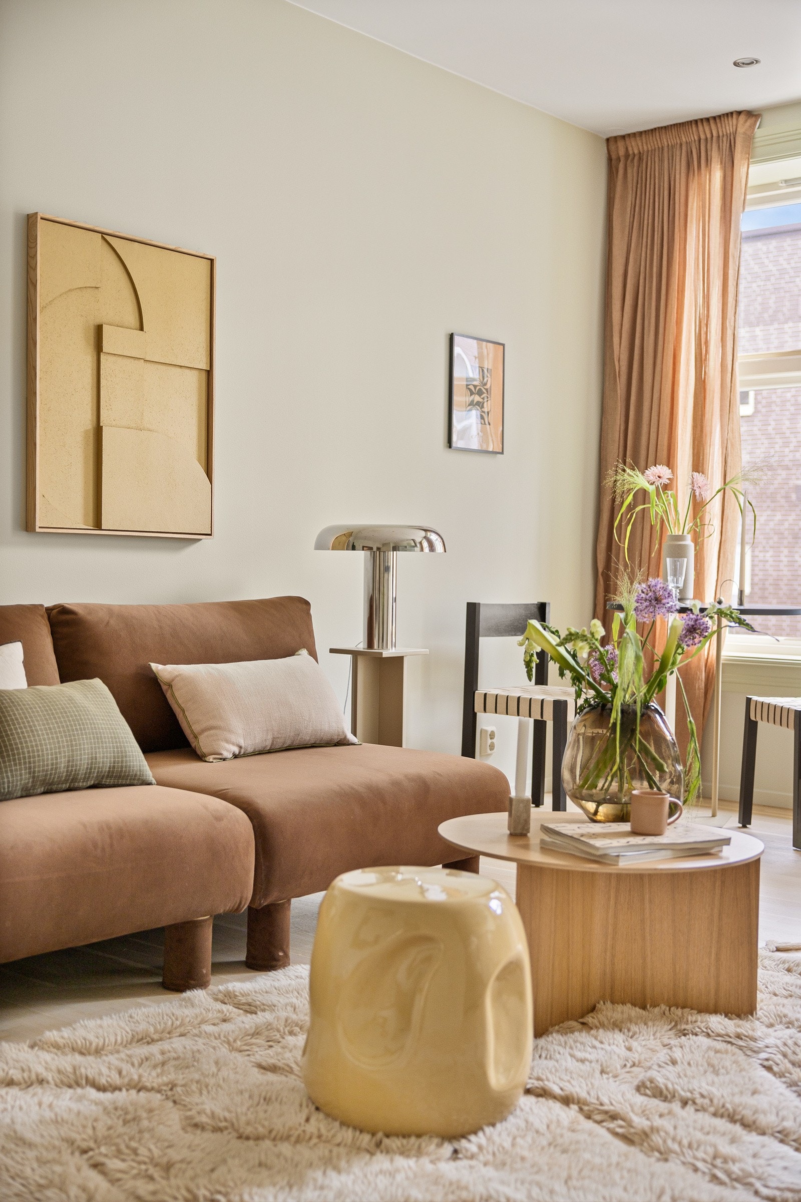 Leiligheten er delvis oppusset i 2025 med blant annet profesjonell maling av vegger, tak, lister i alle rom samt sliping av gulv. Galleribilde