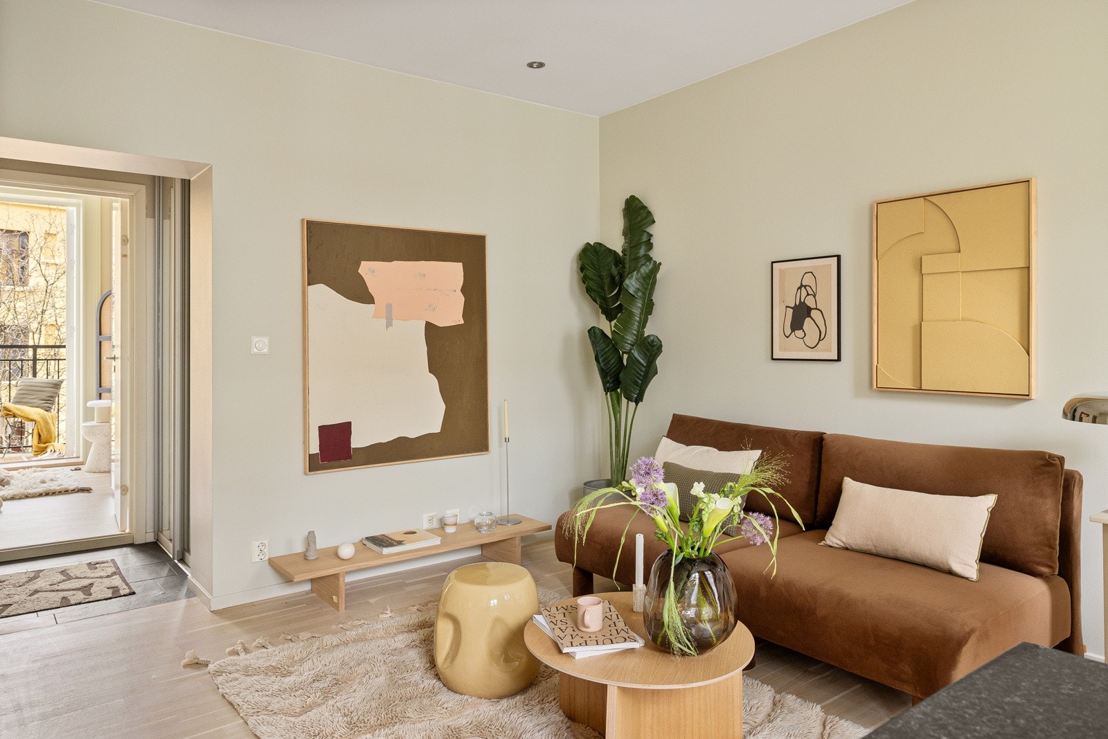 Vinduer i stue/kjøkken er fra 2016, som gir god isolasjon. Galleribilde