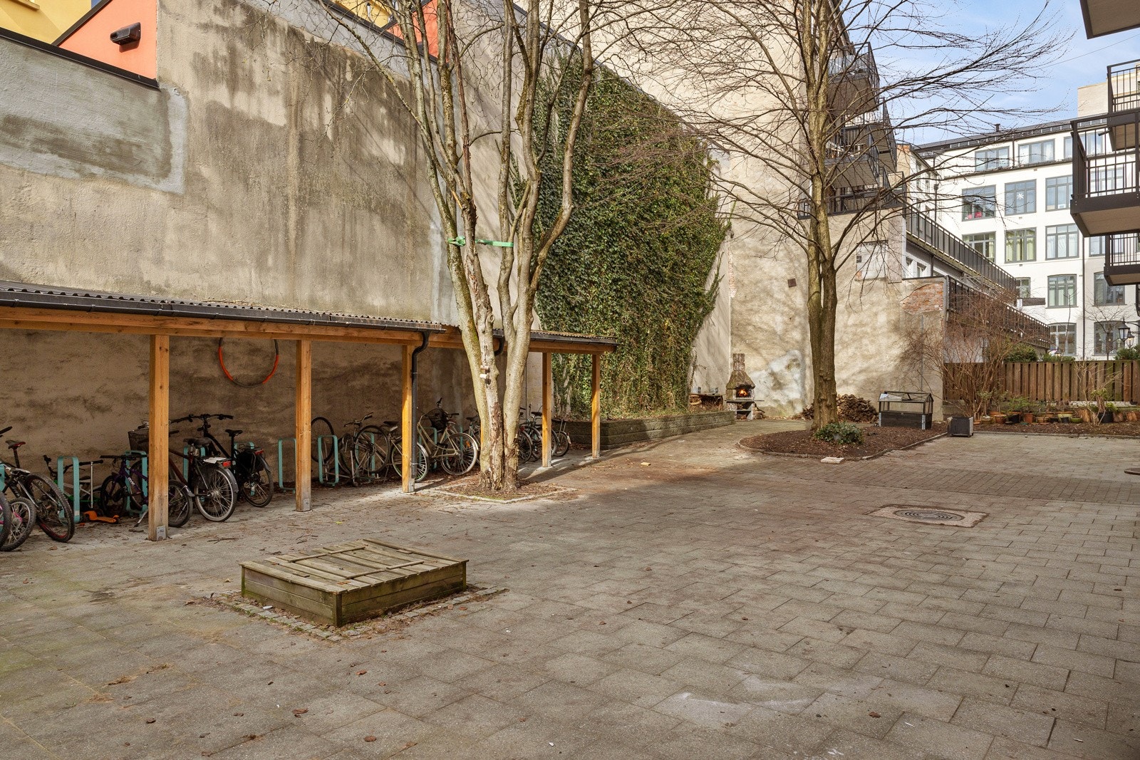 Det fine felles uteområdet i bakgården byr på grillmuligheter, sykkelparkering og vakre trær og klatreplanter som gir liv og farge til bakgården. Galleribilde