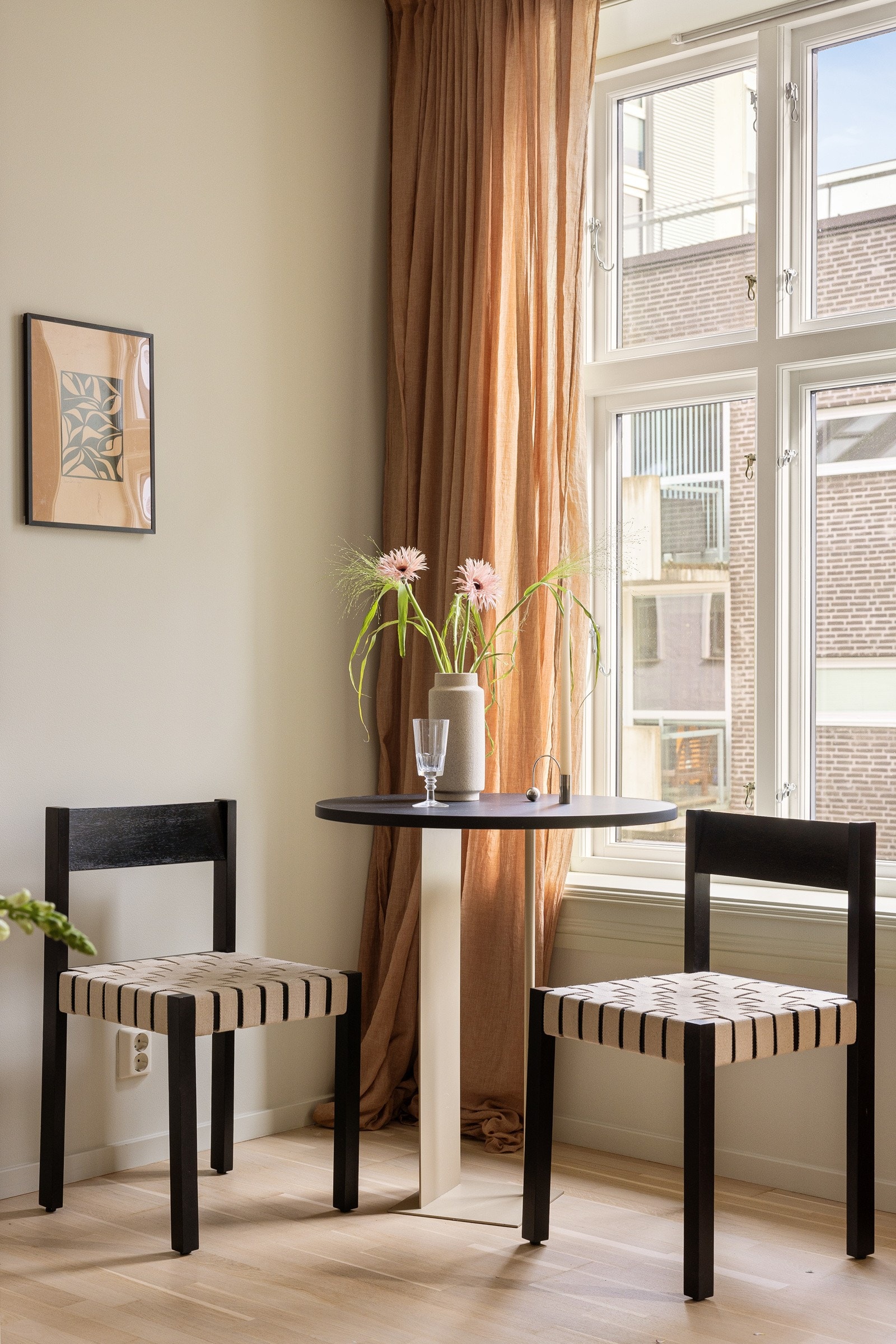 Stuen har en praktisk utforming som gjør den enkel å innrede med sofa og tv-seksjon, samt spisebord. Galleribilde