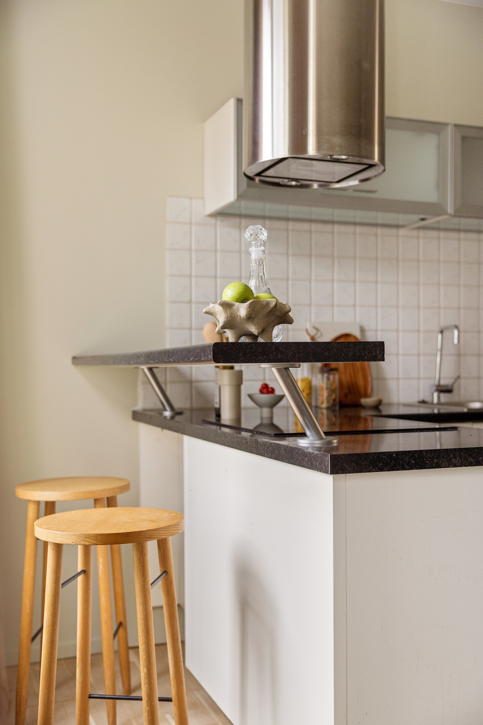 "Barbenk" foran komfyren slik at man kan underholde middagsgjester med noe godt i glasset mens man forbereder middagen. Galleribilde