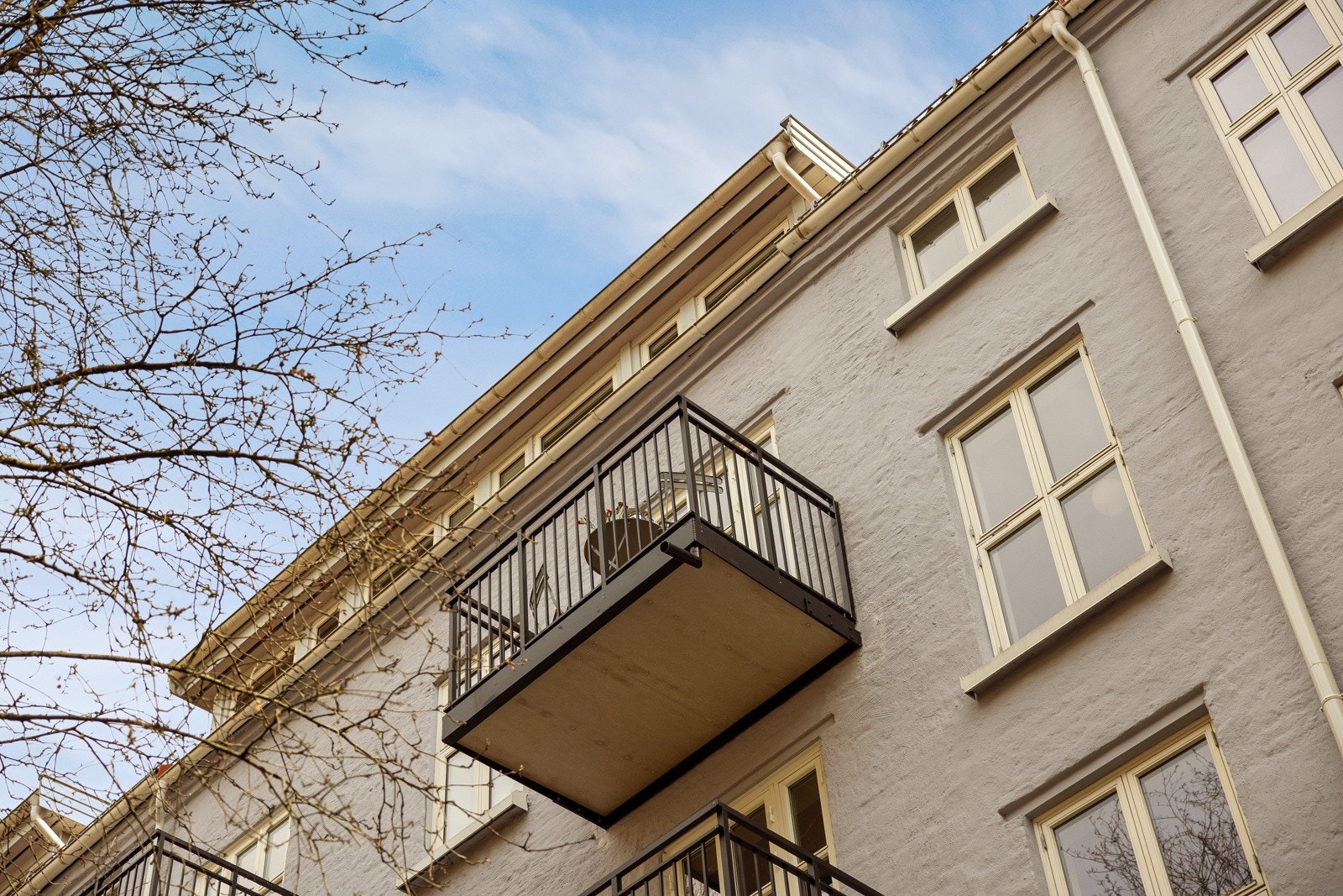 Borettslaget ligger i en rolig og stille gate, men likevel midt i et yrende område. Galleribilde