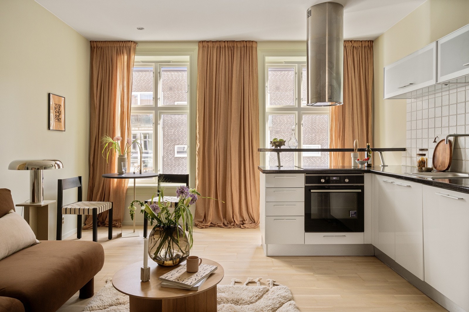 Boligen ligger skjermet og rolig til i sidegate, i klassisk bygård fra slutten av 1800-tallet med god standard. Galleribilde