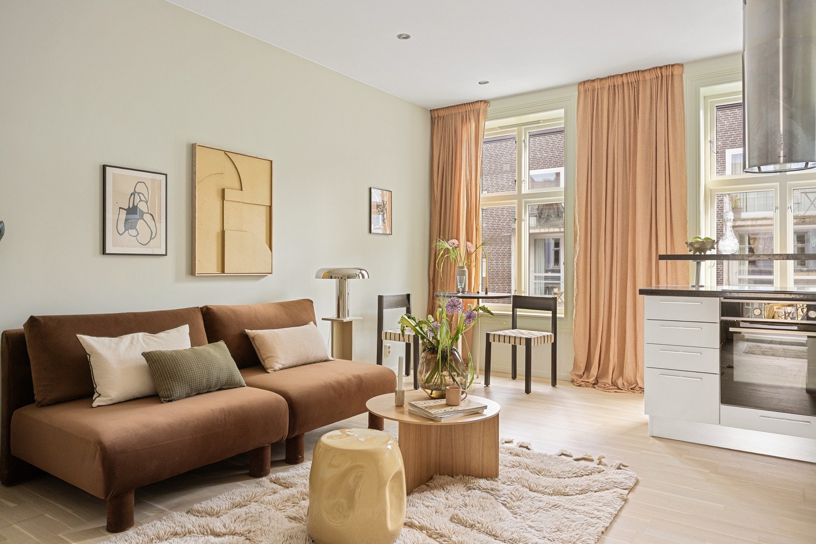 Leiligheten føles åpen ut med godt lysinnslipp via store vinduer og en gjennomgående planløsning. Galleribilde