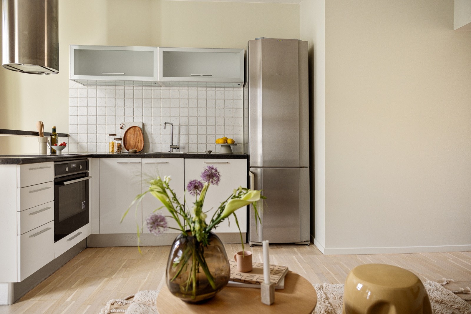 Kjøkkenet byr på en tidløs kjøkkeninnredning med glatte, folierte fronter og slitesterk benkeplate i laminat. Galleribilde