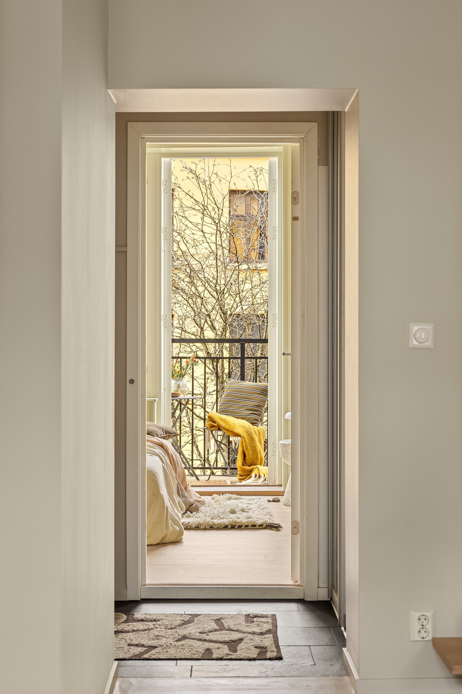 Leilighetens soverom vender mot en stille bakgård, noe som gir en fredelig atmosfære. Galleribilde