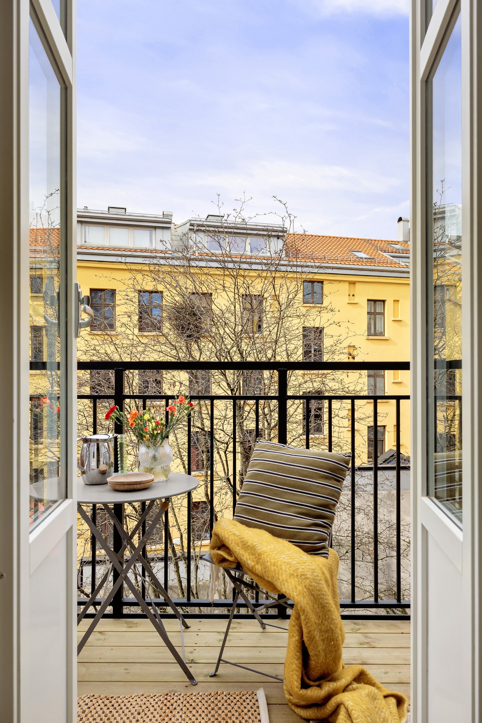 Fra soverommet har du adkomst til leilighetens flotte balkong, oppført i 2024 (sammen med ny balkongdør og vinduer). Galleribilde