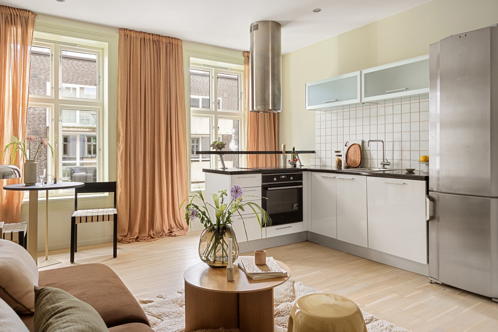 Åpen og sosial løsning som gjør det enkelt å lage mat sammen med gjester. Galleribilde