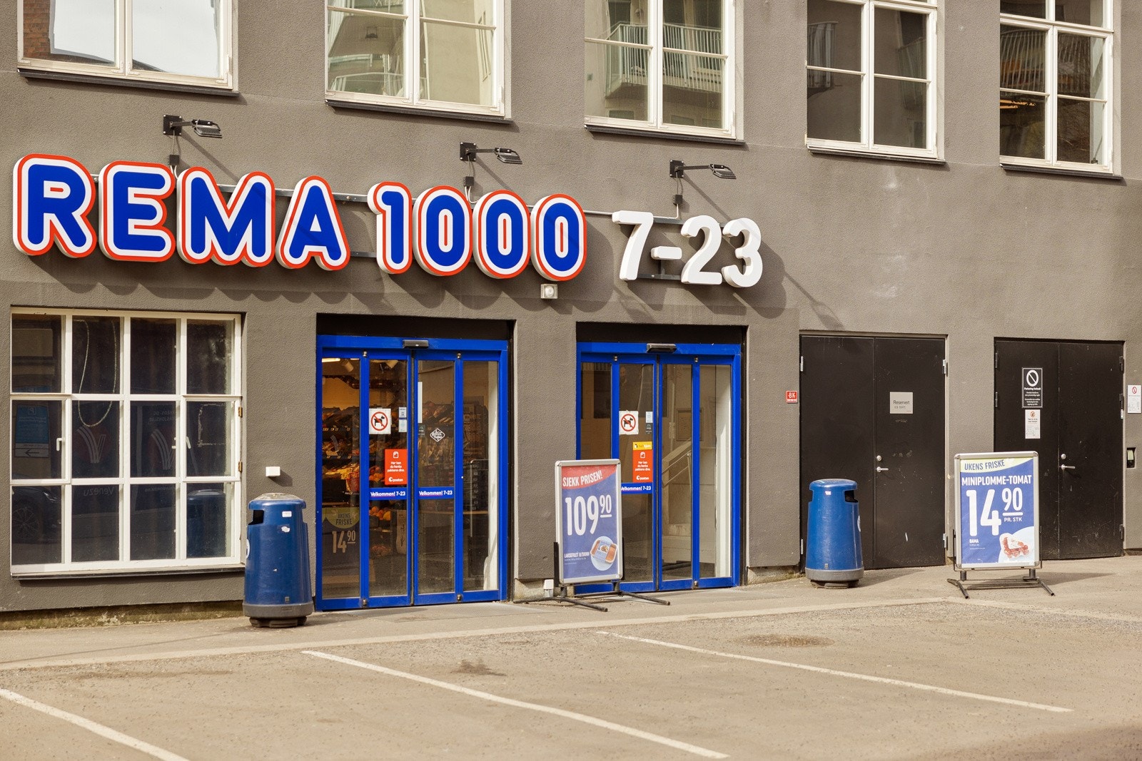 Både Rema-1000 og matkroken ligger i umiddelbar nærhet. Galleribilde