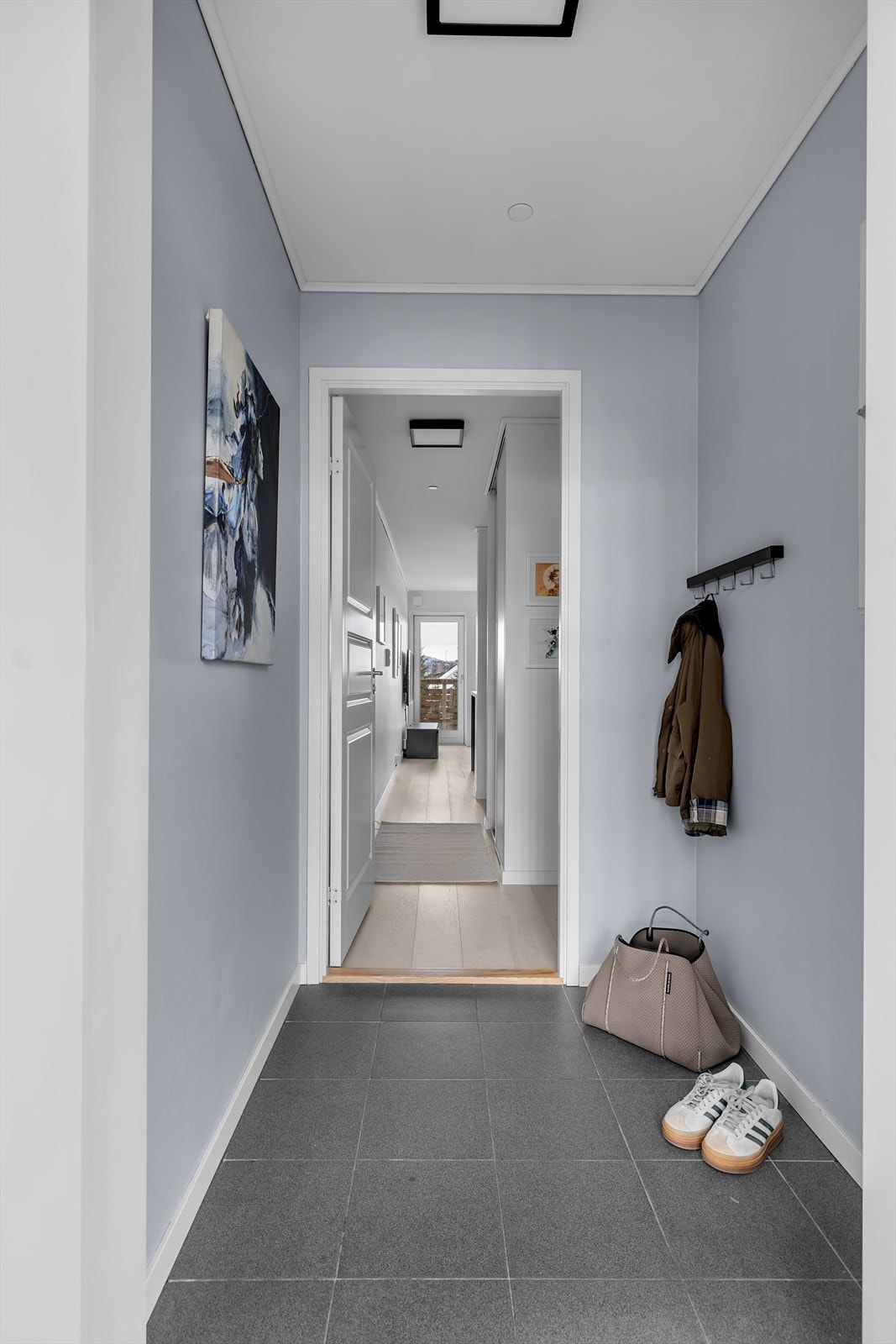 I entrè er det flislagt gulv med varme Galleribilde