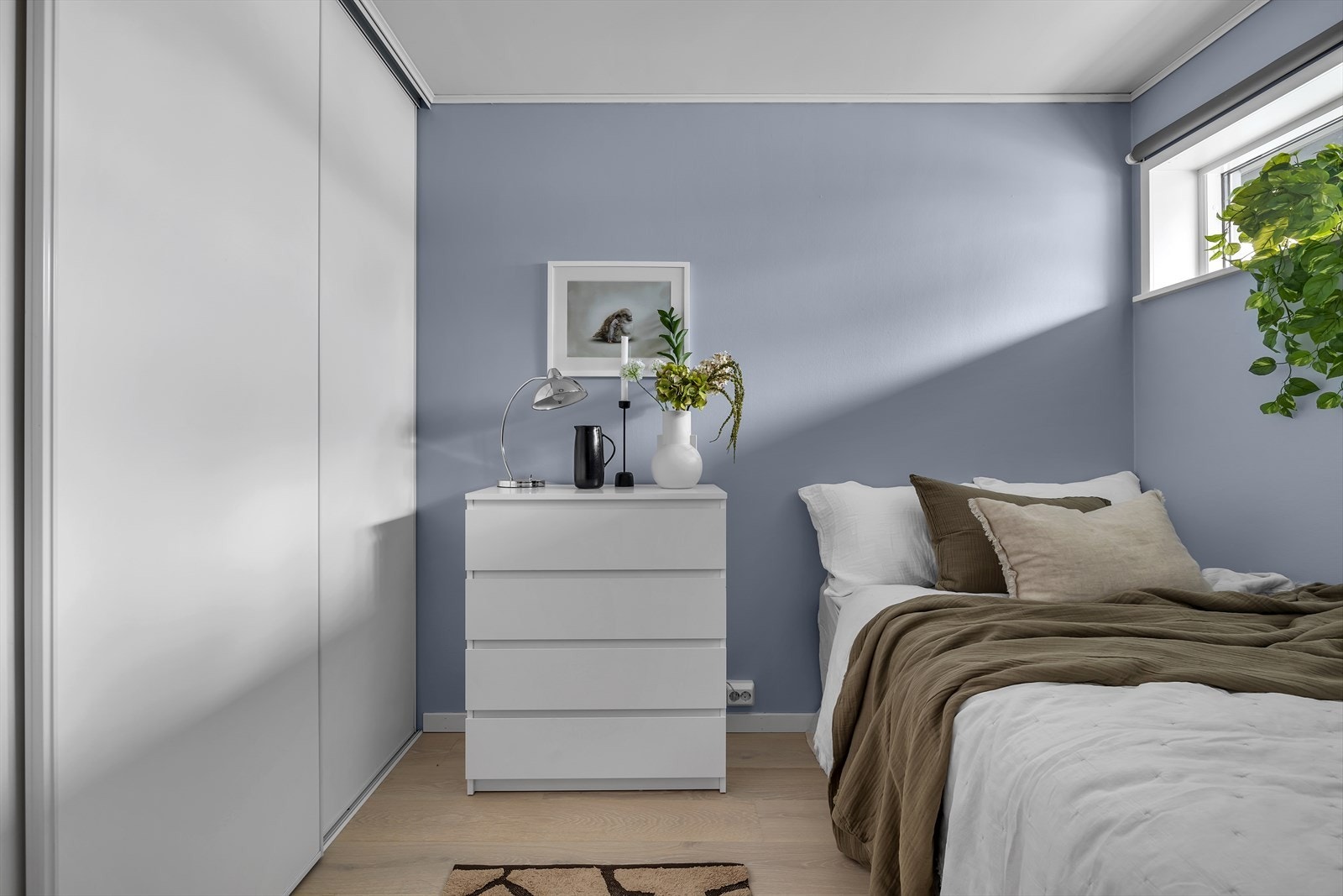 Skyvedørsgarderobe med god plass til oppbevaring Galleribilde