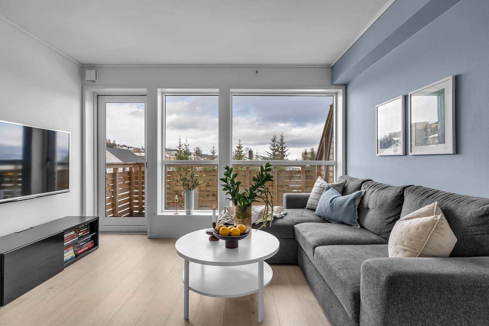 Fra stuen er det utsikt mot nord og utgang til terrasse Galleribilde