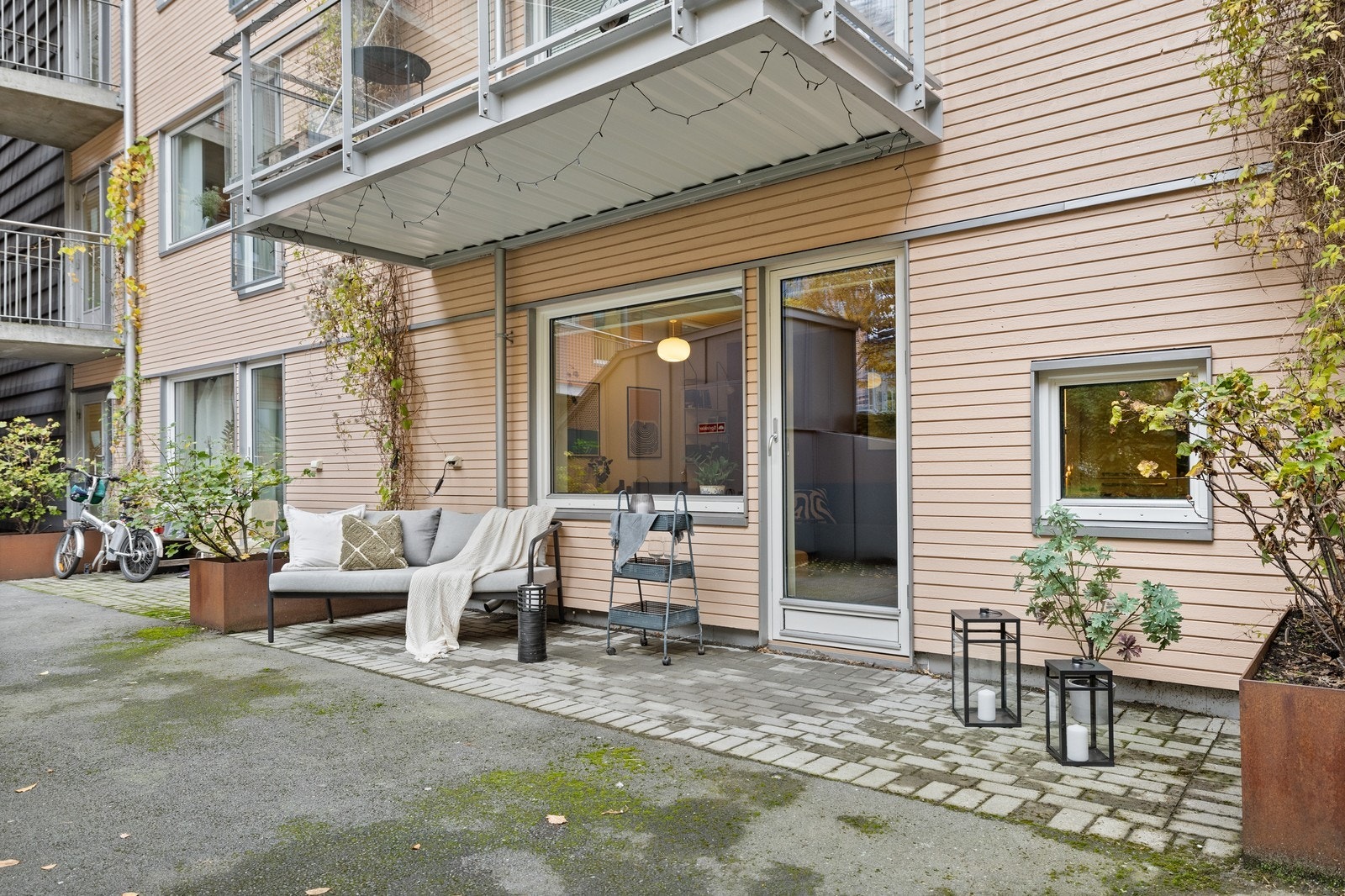 Fra markterrassen er det direkte tilgang til hyggelig bakgård. Galleribilde