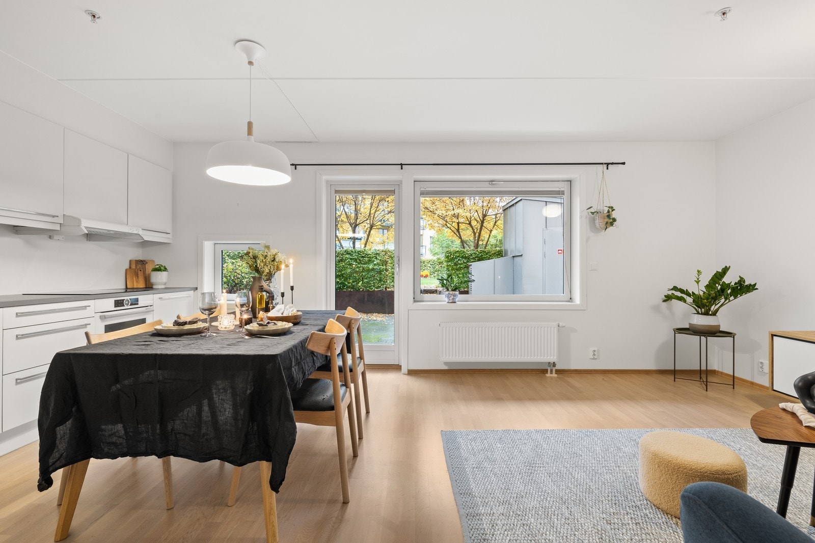 En gjennomgående 3-roms leilighet med utgang til markterrasse. Galleribilde