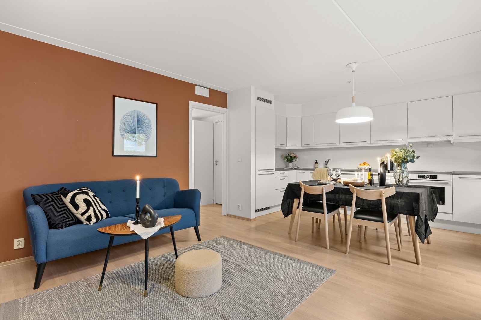 Kjøkken i åpen løsning mot stue. Galleribilde