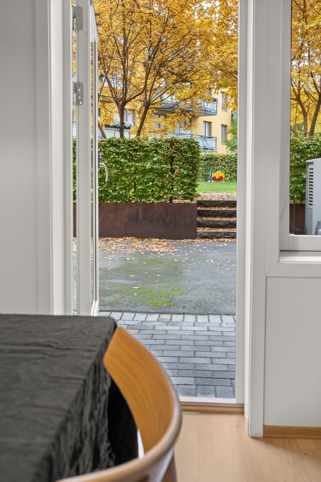 Fra stue og kjøkkenet er det utgang til stor privat markterrasse. Galleribilde