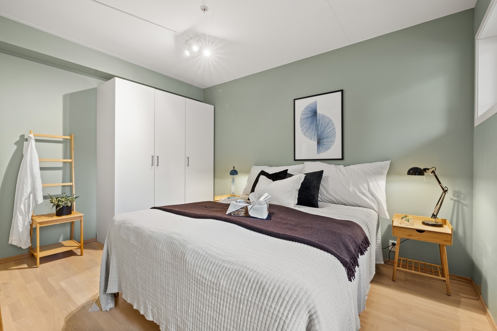 Romslig hovedsoerom med garderobe. Galleribilde