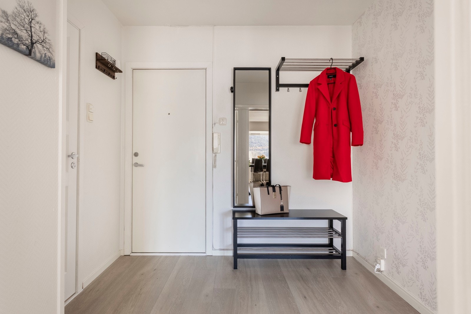 Leiligheten ligger fint plassert i byggets andre etasje, med kun få trappetrinn opp til inngangsdøren. Galleribilde