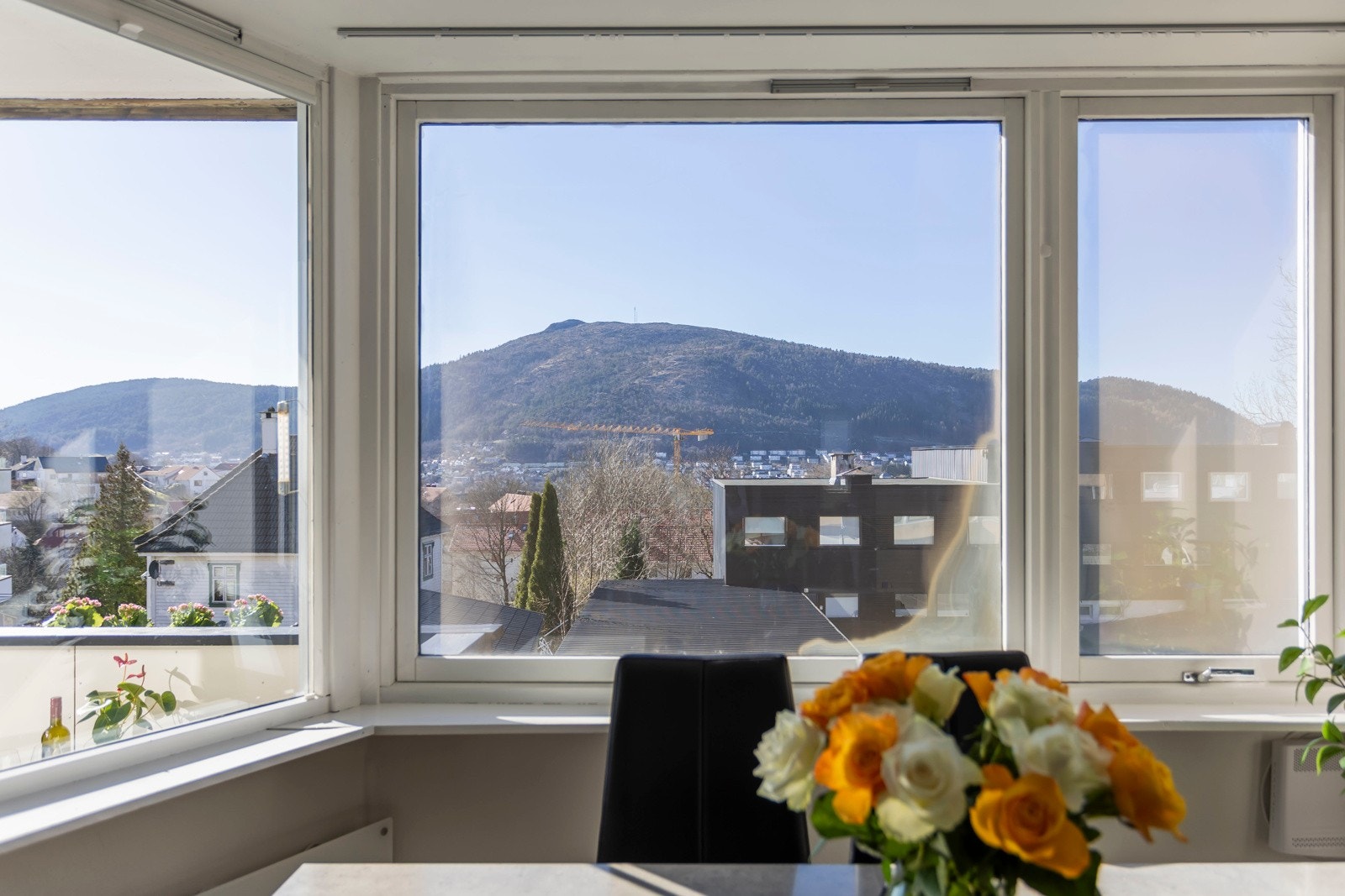 Blikket trekkes raskt mot de store vindusflatene som rammer inn den nydelige utsikten mot bydelen og Løvstakken. Galleribilde