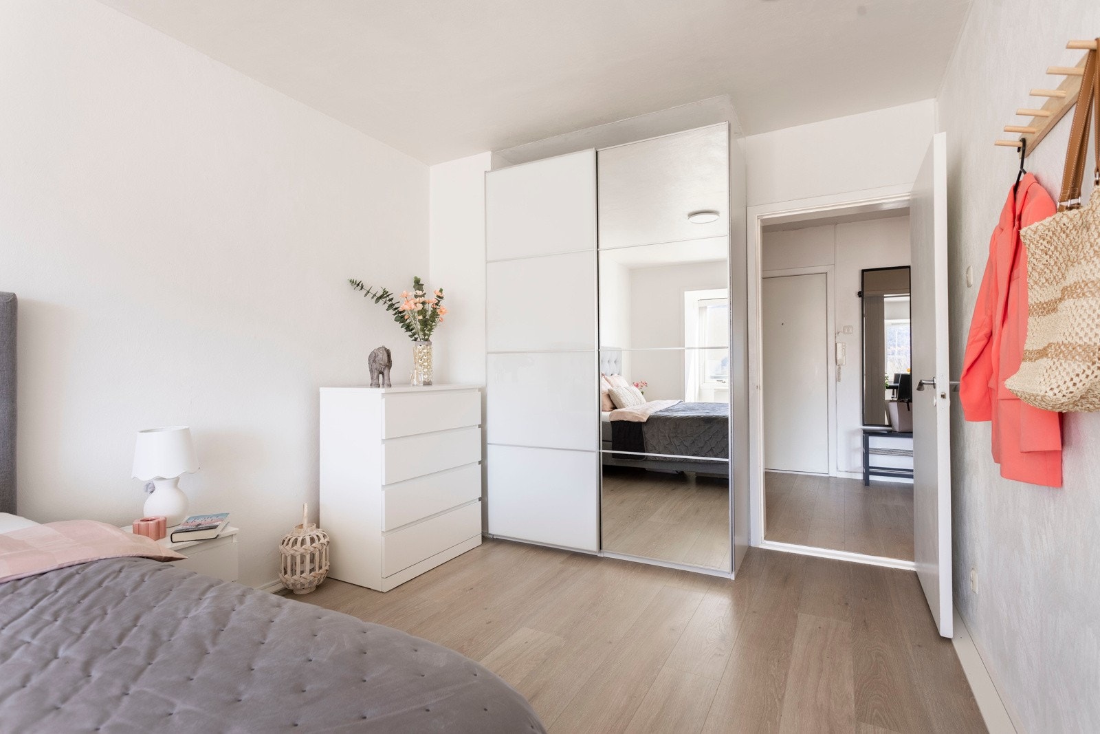 På hovedsoverommet er det innredet med en praktisk skyvedørsgarderobe. Det er også garderobeskap på det minste soverommet. Galleribilde