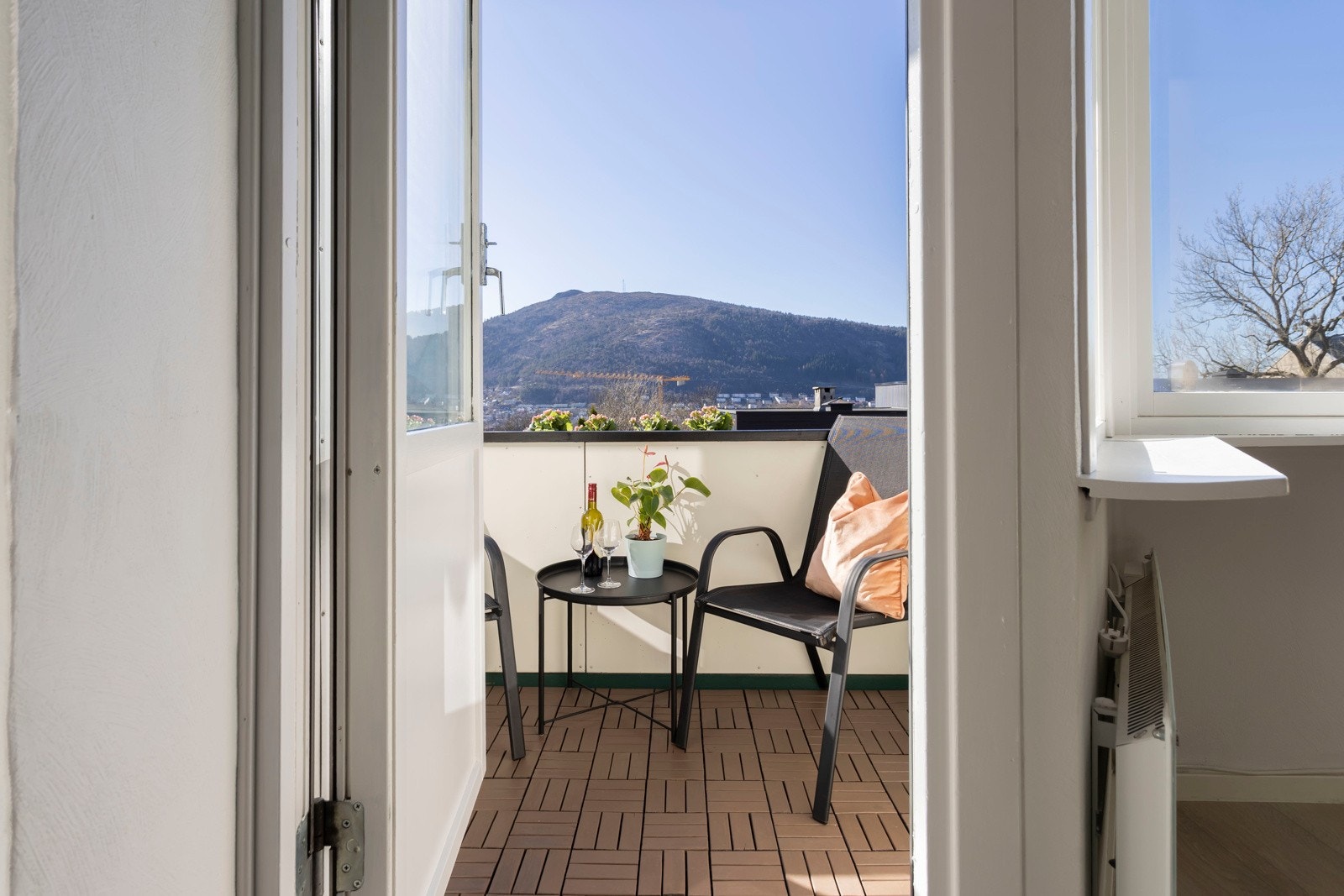 På sommerstid åpner du opp og forlenger stuen ut til balkongen. Galleribilde