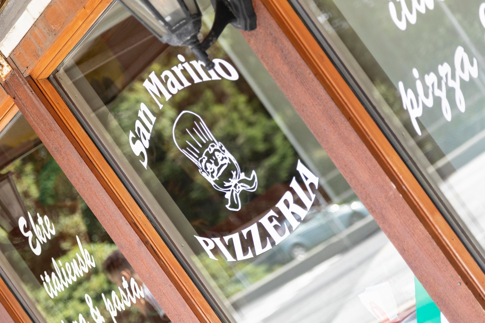 Det er også flere spisesteder og take-away muligheter i nærområdet. På Landåstorget finner du blant annet San Marino Pizzeria. Galleribilde