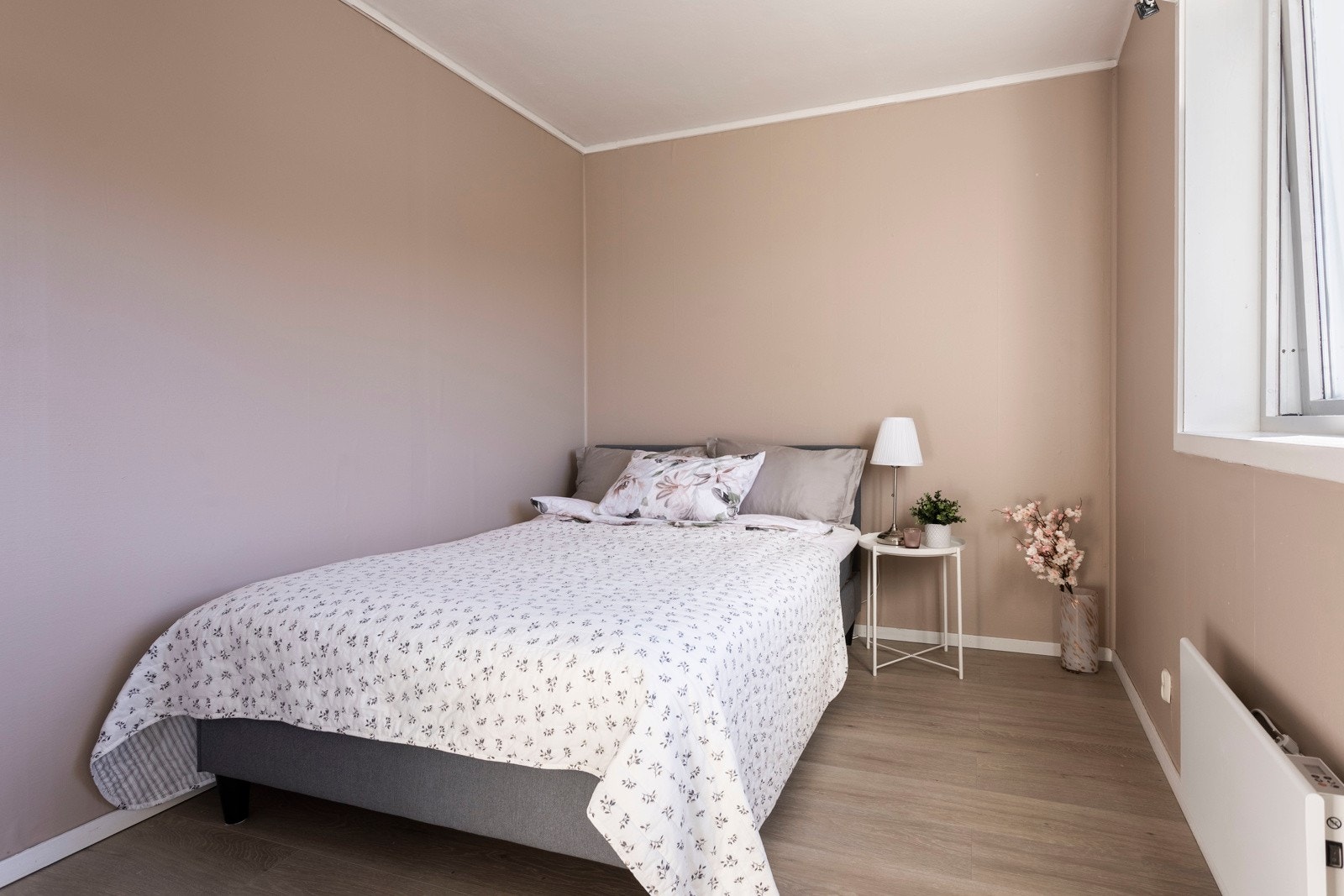 Leiligheten har to romslige soverom som begge er pent innredet med lyse fargevalg og pent laminatgulv som ble lagt i 2020. Galleribilde