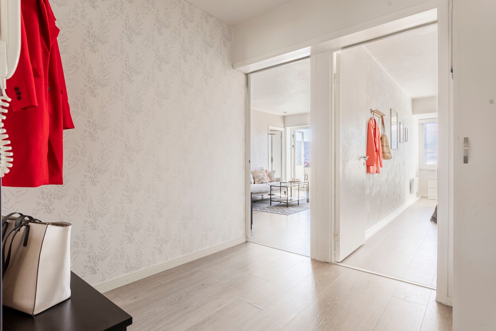 Entréen leder til boligens sosiale rom med stue og kjøkken. Du har også tilkomst til et av boligens to soverom og badet. Galleribilde