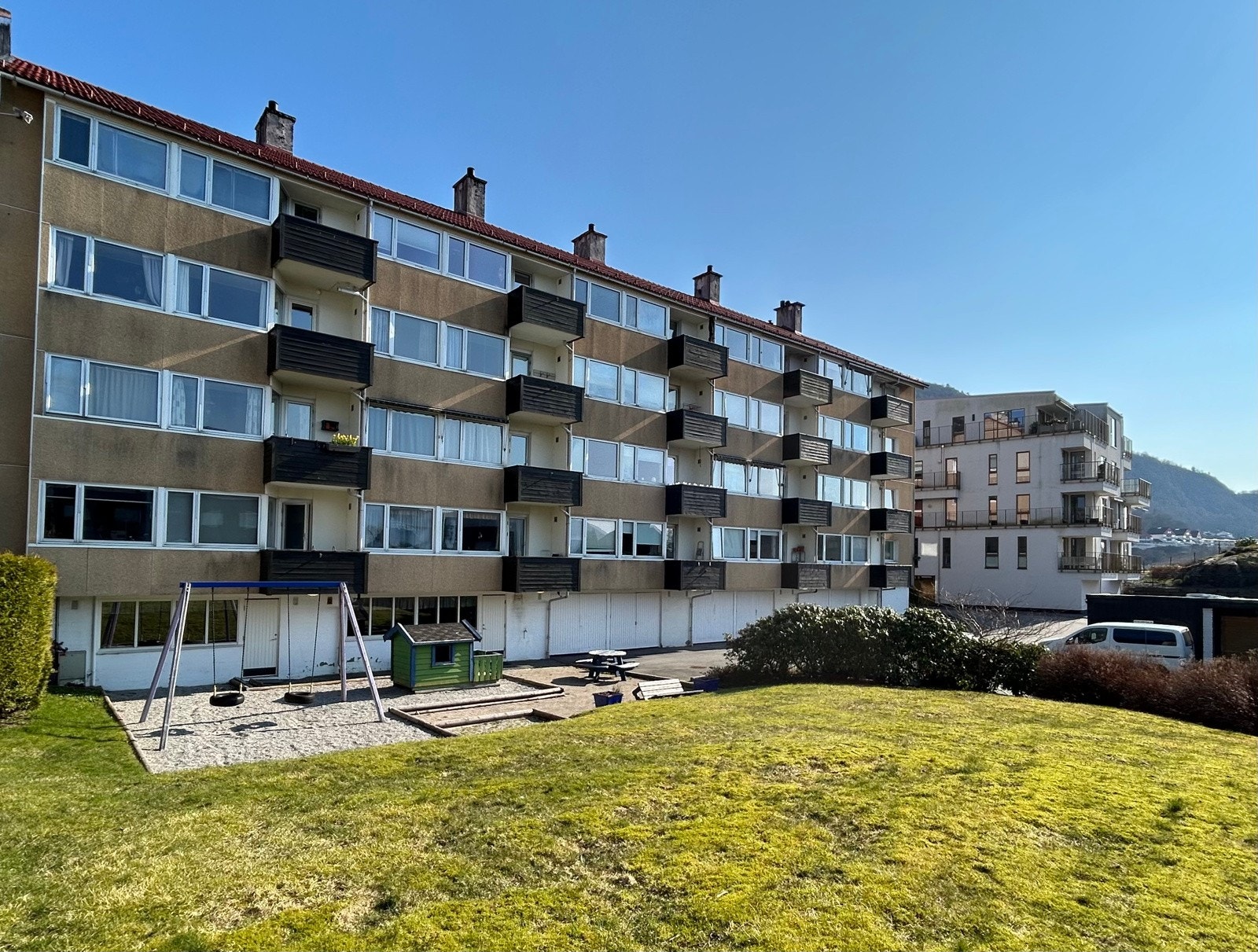 På baksiden av bygget finner du flere parkeringsplasser. Galleribilde